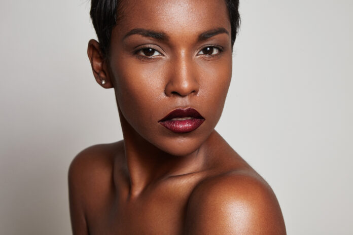 black woman with a vine lips pelle scura